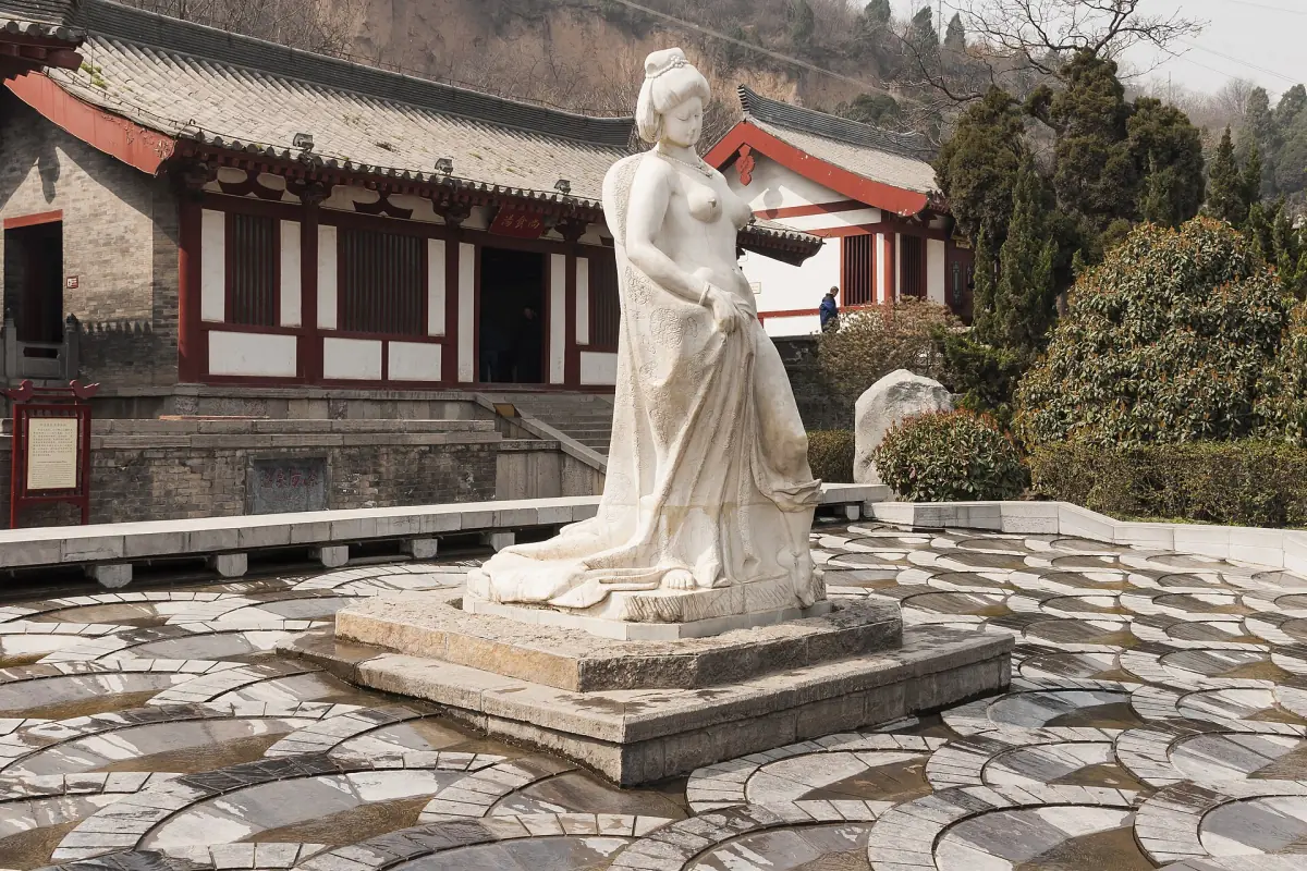 The statue of Yang Guifei at Huaqing Pool